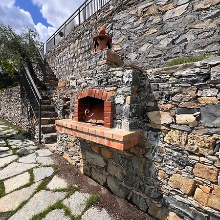 La Casa In Pietra, In Front Of Motorway, Perfect For Road Trips, With Private Parking Apartment *