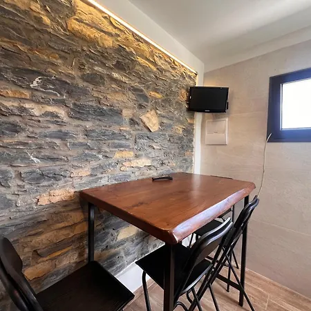La Casa In Pietra, In Front Of Motorway, Perfect For Road Trips, With Private Parking *