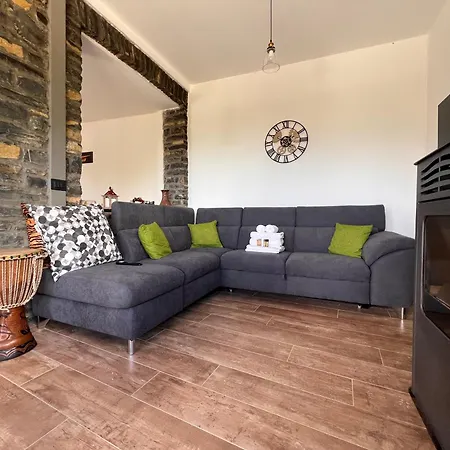 La Casa In Pietra, In Front Of Motorway, Perfect For Road Trips, With Private Parking *