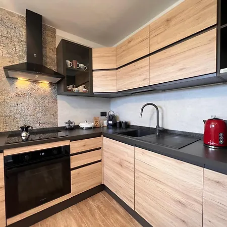 La Casa In Pietra, In Front Of Motorway, Perfect For Road Trips, With Private Parking
