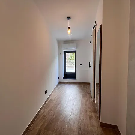 La Casa In Pietra, In Front Of Motorway, Perfect For Road Trips, With Private Parking