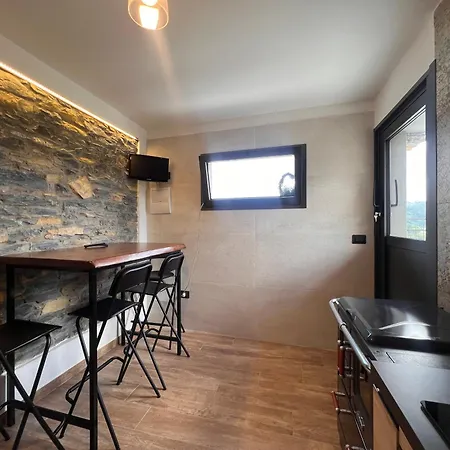 La Casa In Pietra, In Front Of Motorway, Perfect For Road Trips, With Private Parking Apartment