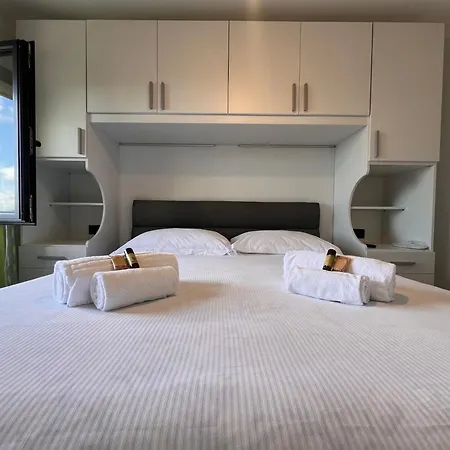 La Casa In Pietra, In Front Of Motorway, Perfect For Road Trips, With Private Parking