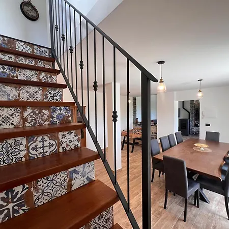 Apartment La Casa In Pietra, In Front Of Motorway, Perfect For Road Trips, With Private Parking