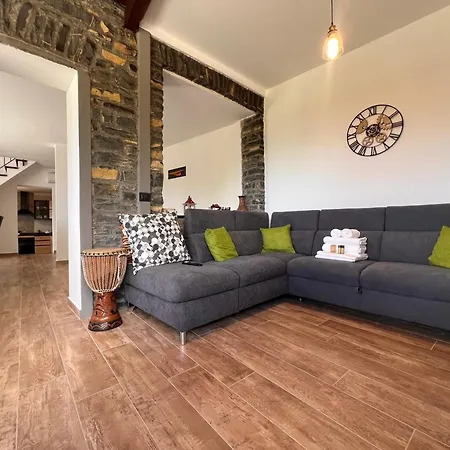 Appartement La Casa In Pietra, In Front Of Motorway, Perfect For Road Trips, With Private Parking
