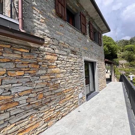 La Casa In Pietra, In Front Of Motorway, Perfect For Road Trips, With Private Parking