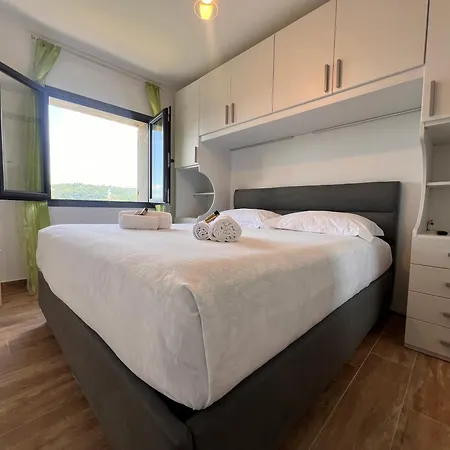 La Casa In Pietra, In Front Of Motorway, Perfect For Road Trips, With Private Parking Appartement