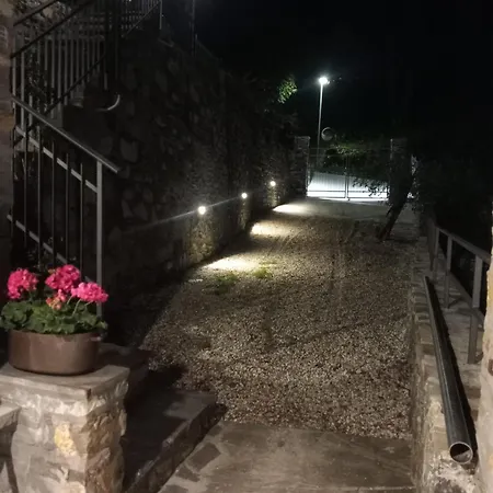 La Casa In Pietra, In Front Of Motorway, Perfect For Road Trips, With Private Parking Appartement