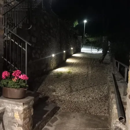 La Casa In Pietra, In Front Of Motorway, Perfect For Road Trips, With Private Parking Apartment